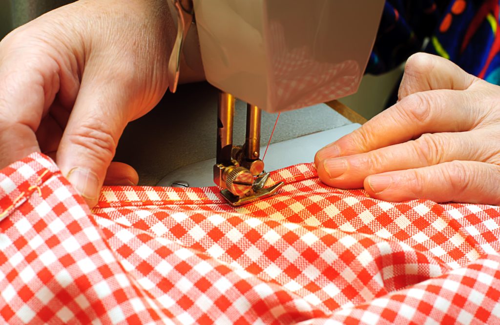 hemming tablecloth with sewing machine example